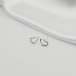 BRINCO CORAÇÃO VAZADO COM ZIRCÔNIA CRISTAL/LISO P