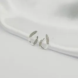 BRINCO GOTA VAZADA COM DETALHES EM ZIRCÔNIA CRISTAL