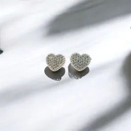 BRINCO CORAÇÃO CRAVEJADO E LATERAL COM DETALHES