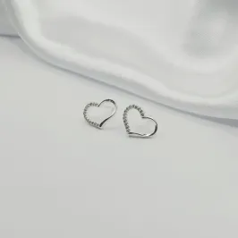 BRINCO CORAÇÃO VAZADO COM ZIRCÔNIA CRISTAL/LISO M