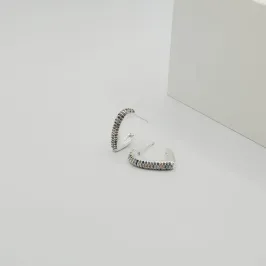 BRINCO MEIA ARGOLA CORAÇÃO COM ZIRCÔNIA COLORIDA