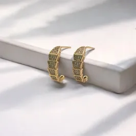 BRINCO MEIA ARGOLA EM RELEVO CRAVEJADO