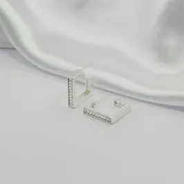 BRINCO MEIA ARGOLA QUADRADO COM ZIRCÔNIA CRISTAL