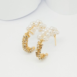 BRINCO ARGOLA TRABALHADA COM ZIRCÔNIA E PÉROLA