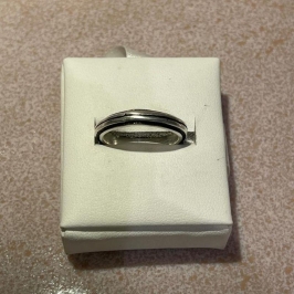 ANEL  FINO COM UMA LISTRA PRETA