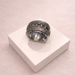 ANEL MASCULINO EM AÇO COM PONTOS DE COSTURA