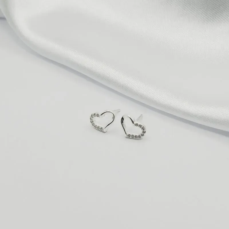 BRINCO CORAÇÃO VAZADO COM ZIRCÔNIA CRISTAL/LISO P