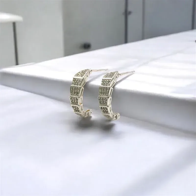 BRINCO MEIA ARGOLA EM RELEVO CRAVEJADO