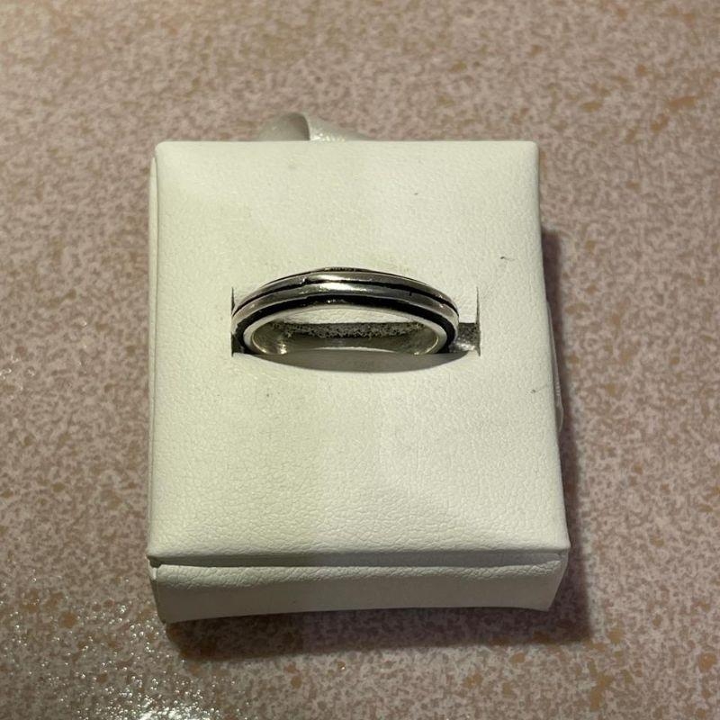 ANEL  FINO COM UMA LISTRA PRETA