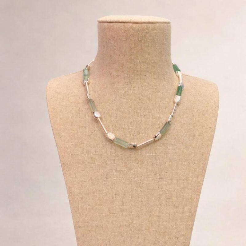 COLAR MAX COM PEDRAS NATURAIS VERDE QUADRADO