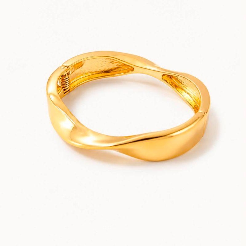 BRACELETE RIGIDO DOURADO COM DESIGN MODERNO