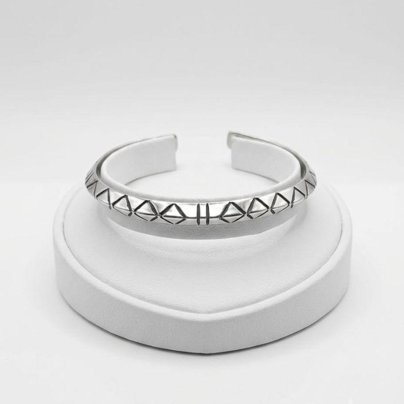 BRACELETE DE AÇO DESENHADO