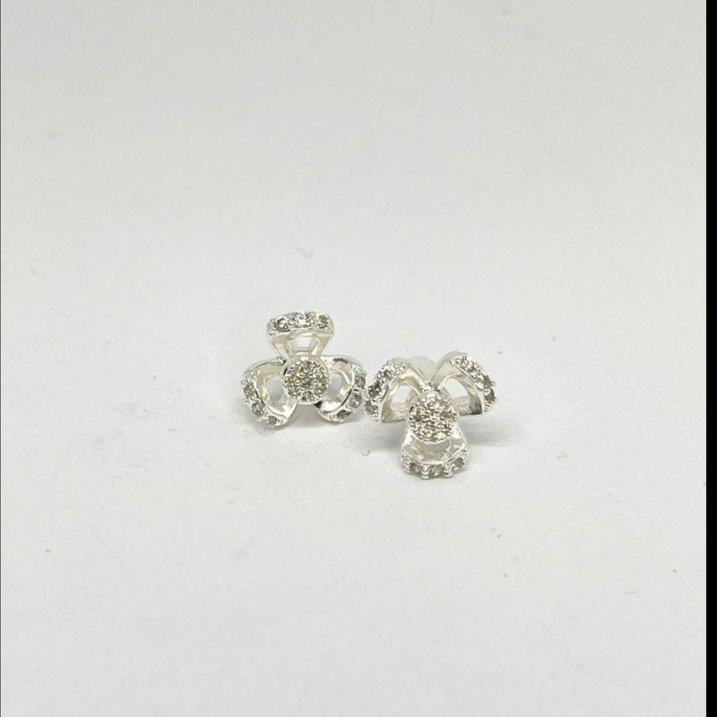 BRINCO PENDURADO COM LOSANGO E ZIRCONIA NO MEIO