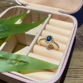 ANEL COM PEDRA CENTRAL REDONDA AZUL COM ARO CRAVEJADO DE MICROZIRCONIAS ANEL COM PEDRA CENTRAL REDONDA AZUL COM ARO CRAVEJADO DE MICROZIRCONIAS
