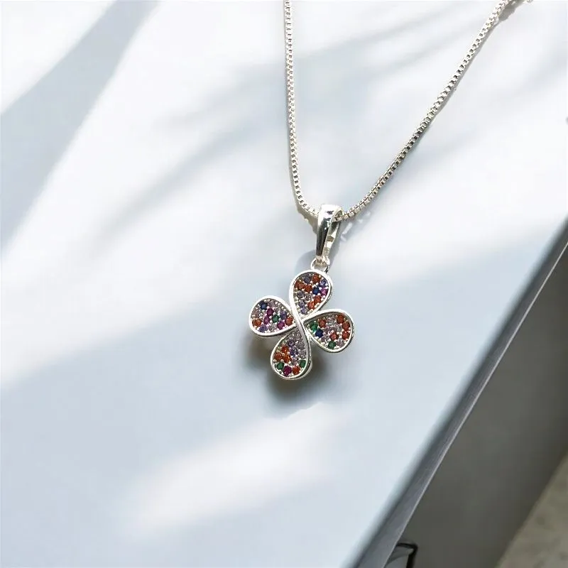 COLAR VENEZIANA COM PINGENTE FLOR PETALAS COM ZIRCONIAS COLORIDAS