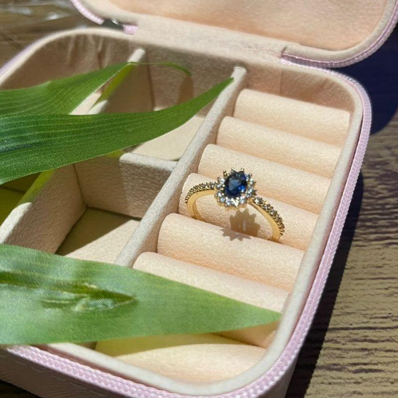 ANEL COM PEDRA CENTRAL REDONDA AZUL COM ARO CRAVEJADO DE MICROZIRCONIAS