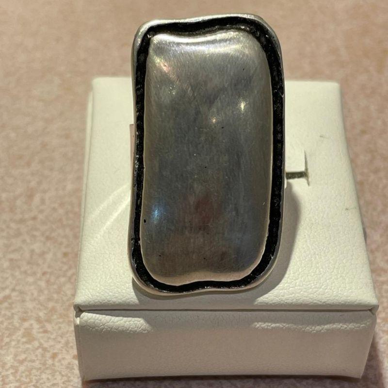 ANEL   QUADRADO COM DETALHE PRETO