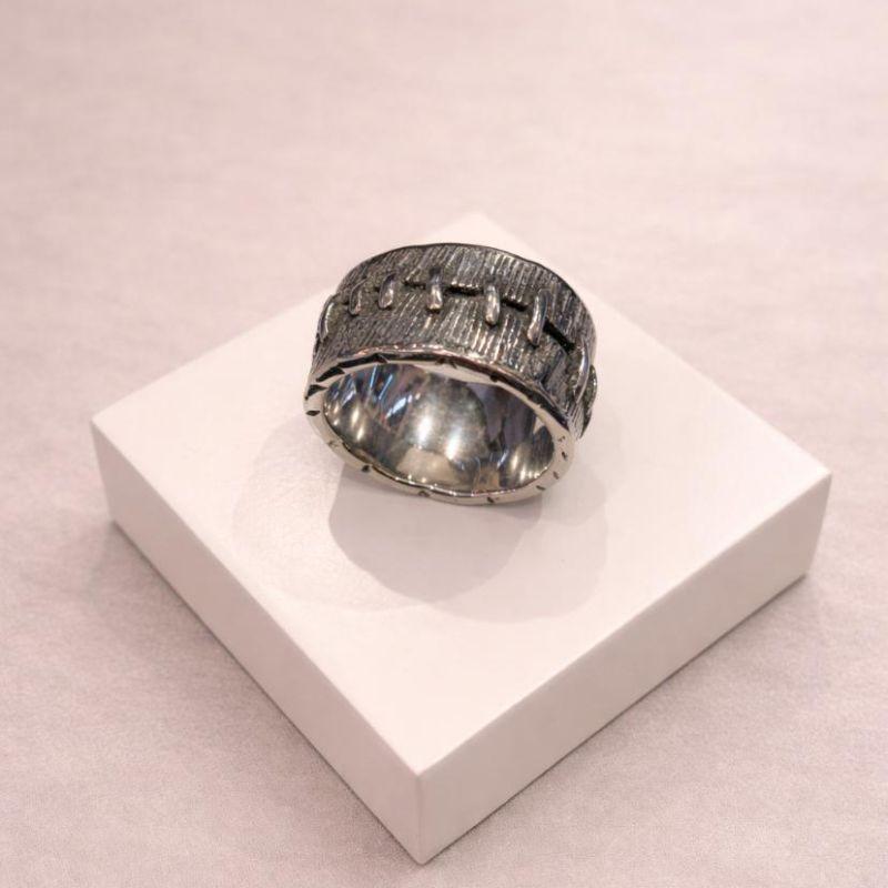 ANEL MASCULINO EM AÇO COM PONTOS DE COSTURA