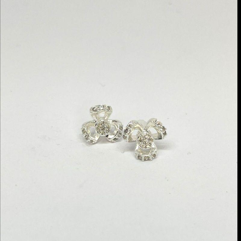 BRINCO PENDURADO COM LOSANGO E ZIRCONIA NO MEIO